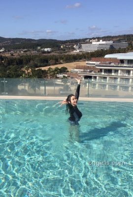 한국의 예쁜 소녀가 수영장에서 완벽한 몸매를 과시합니다 (30P)