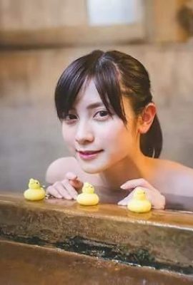 하늘색 목욕 수건을 입은 고운 피부와 우유빛 피부의 미소녀 모모츠키 나나가 온천욕을 하고 있다(21P)