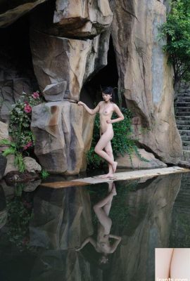장발 미인 모델 Lian'er가 알몸을 벗고 명승지에서 대담하게 몸매를 비공개 사진으로 찍었습니다 (87P)