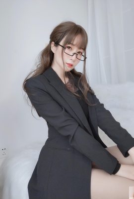 Baiyin 81 “Workplace OL5″매력적인 눈으로 둥근 엉덩이를 드러내고 열기가 매우 뜨겁습니다 (60P)