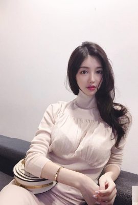 검은 색 스타킹을 입은 여동생은 몸매가 좋고 셀카 찍는 것을 좋아합니다! 날씬한 외모 이면에는 남자도 거부할 수 없는 '좋은 것들이 가득' 있다. 너무 건조하다!  (15P)