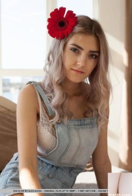 젊은 금발의 에바 엘피가 머리에 꽃을 꽂고 멋진 몸매를 뽐내고 있습니다 (18P)