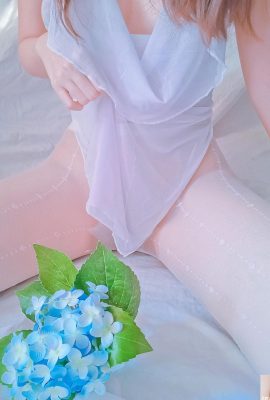 (인터넷 모음) 인터넷 연예인 소녀가 침대 시트에 포근하게 누워있다 – 꽃 속의 아름다움 (28P)