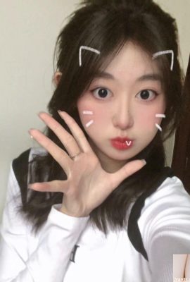 아이 궈의 옷을 벗은 소녀 (10P)