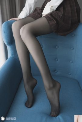 (토끼와 함께 연주) – 파란색 의자에 검은 스타킹을 가진 소녀 (47p)