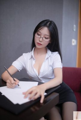 내면의 통통한 가슴 유혹이없는 검은 스타킹 (16p)