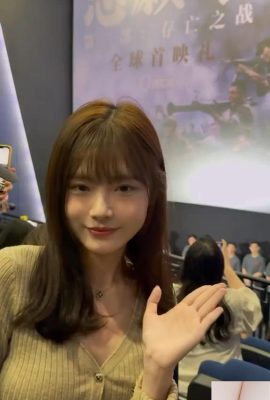 작은 얼굴은 젊음의 분위기를 발산합니다.