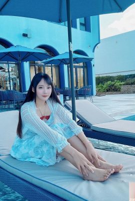 긴 다리가있는 뜨거운 소녀는 그녀의 아름다운 가슴 모양 “작은 피부 배드민턴 연인”을 보여줍니다 (15p)