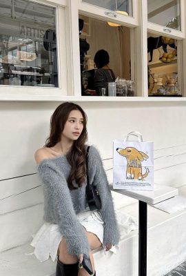 “Ha Geng_ennaouii”는 그녀의 흰색과 부드러운 가슴과 얼굴을 보여줍니다.