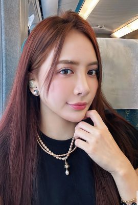 “마리나”덥고 아름다운 다리는 그녀의 몸을 과시하고 그녀의 흥분을 숨길 수 없습니다 (11p)