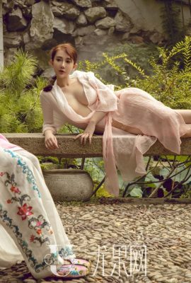 Su Xiaoman & Fang Zixuan “White Moonlight”(64p)