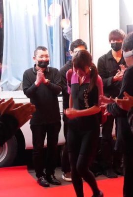 젠장, 작은 일본인은 정말로 놀리는 법을 알고 있으며, 한 무리의 사람들이 유리실에서보고 자위를하고 있습니다 (15p)