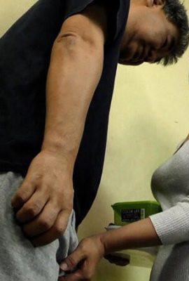 좌절 된 성숙한 여자는 그녀의 가슴을 강조하는 옷으로 이웃을 유혹하고 음란 한 여자와 음란하고 음란 한 섹스를합니다! (20p)