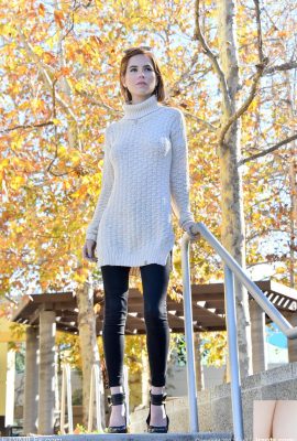 아름다운 milf pepper는 쌀쌀한 날에 그녀의 거친 가슴과 엉덩이를 번쩍입니다 (20p)