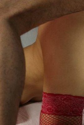 그런 어린 소녀는 음부를 갖는 데 너무 능숙합니다. 그녀는 너무 왜곡되어 있습니다 (15p)