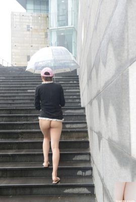 (자체 광장) 비오는 날에 빙빙을하는 미친 소녀 노출 (30p)
