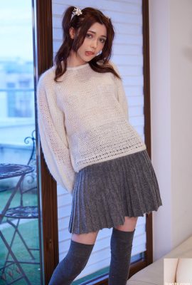 예쁜 아기 Mila Azul은 섹시한 스트립에서 그녀의 면도 한 음부와 함께 연주 (21p)