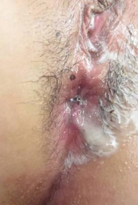 두 삼촌은 젊은 여자를 집어 들고 그녀를 만지면서 그녀를 엿먹였다. 빌어 먹을 후, 그들은 교대로 그들의 자지를 깨끗하게 핥았 다 (12p)