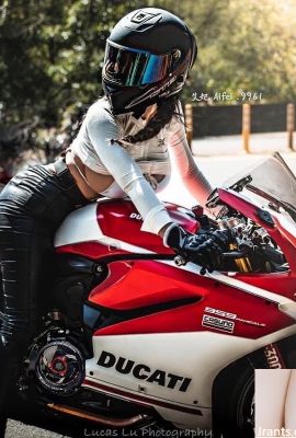 작은 마녀 “여성 AI”는 치열하고 아름다운 가슴 (10p)으로 노출됩니다.