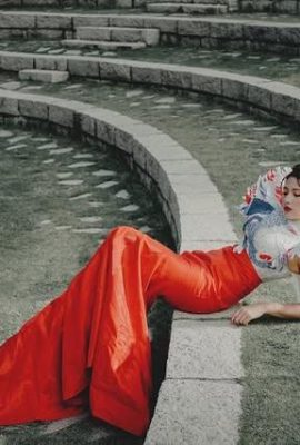 “Lasido”는 그녀가 그녀의 원래 사랑의 감정을 되 찾은 것처럼 그녀를 바라보고 있습니다 (10p)