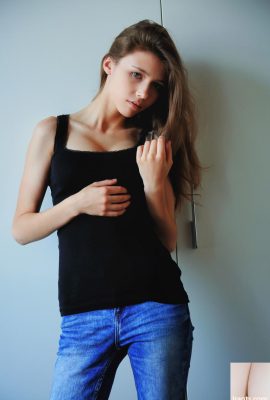 Brunette Teen Mila Azul은 그녀의 화려한 큰 가슴을 노출시키고 누드 포즈 (20p)