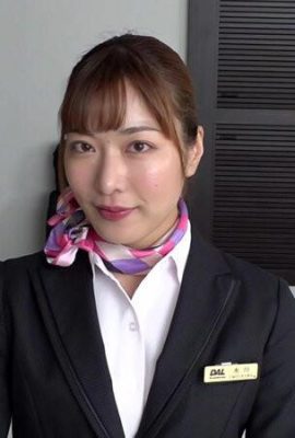 미즈 카와 jun은 그가 존경하는 스튜어디스와 섹스를한다
