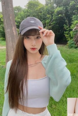 전기 눈을 가진 예쁜 소녀는 아름다운 분위기를 발산하고 그녀의 몸 전체에 섹시하고 뜨겁다 (11p)