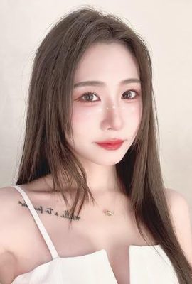 다리가있는 어린 소녀 “Xina”는 너무 아름다운 공정하고 둥근 인물을 가지고 있습니다 (10p)