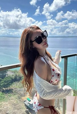 빛나는 초점과 자랑스러운 신체 곡선은 전체 청중을 지배합니다 (10p)