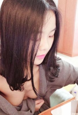 여성 라이브 브로드 캐스터는 그녀의 옷을 벗고 돈을 벌기 위해 그녀와 함께 피었습니다! (18p)