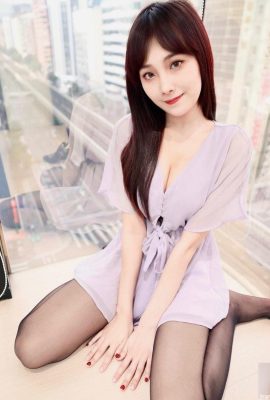 예쁜 소녀의 “눈”기질은 작고 신선하며, 그녀의 최고 품질의 아름다운 다리는 매우 흰색이며 부드럽습니다 (10p)