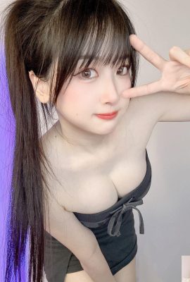 장난스러운 요정 “Vivi”는 그녀의 가슴을 넘어서서 매우 파울입니다.