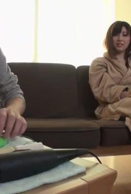 가슴이 큰 여배우는 오타쿠를 이기고 그녀의 혜택을주기 위해 집으로 돌아옵니다. 일본에는 그런 좋은 일이 있습니다 (26p)