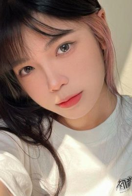 옆집 소녀는 그녀의 기질과 아름다움에 대해 너무 흥분합니다 (10p)