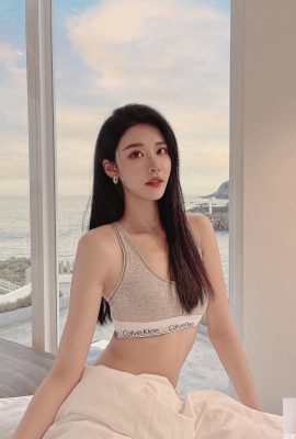 요정 “도리스”매력적인 눈과 전기의 거친 방전과 놀라운 인물은 사람들을 매료시킵니다 (10p)