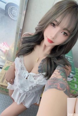 아름다운 가슴의 가슴에 깊은 V가 열립니다 (10p)