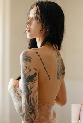 문신을 한 아름다움을 느끼는 사람은 “순수한 사랑의 작은 폭발”(12p)