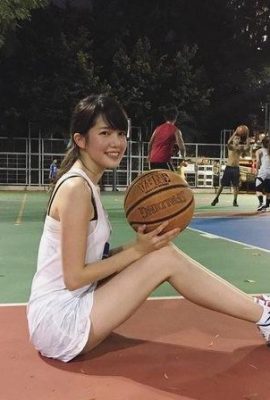 농구의 달콤한 소녀는 스포츠를 좋아합니다. 매우 매력적인 코치입니다. 농구를하고 싶습니다! (12p)