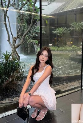 큰 눈은 거칠고 냉담한 t- 비만 ngel chin “아무도 매력을 막을 수 없습니다 (11p)