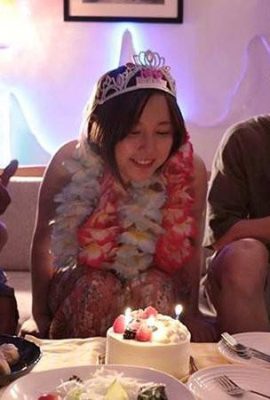 생일 축하는 타나카를 닝닝하는 초콜릿 바를 먹는 것입니다