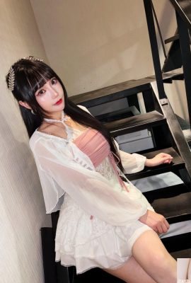 ‘아이비 이한’의 섹시한 프로필, 글래머러스한 기질이 물씬 풍긴다 (10P)