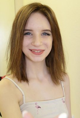 10대 릴리 문이 POV(20P)에서 그녀의 의붓형제에 의해 문질러지고 뼈가 부러지는 그녀의 엉덩이를 얻습니다.