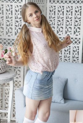 창백한 빨간 머리 Nastyshka는 그녀의 십대 몸매를 공개하면서 땋은 머리를 착용합니다 (20P)