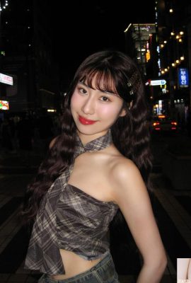 “유나 유나”는 매력적이고 달콤한 얼굴과 섹시한 몸매를 가지고 있습니다 (10P)