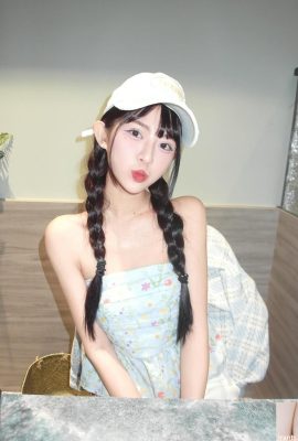 ‘유신’의 눈부신 외모와 좋은 몸매가 보는 이들을 더욱 매료시킨다 (10P)