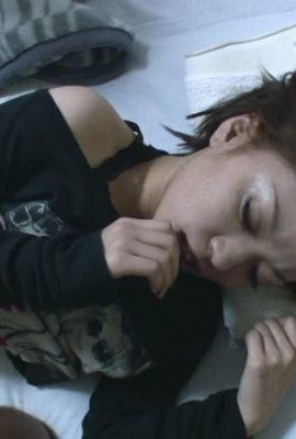 털이 많은 보지를 가진 아마추어 소녀는 침대에서 매우 섹시하고 섹시해야 합니다(28P)